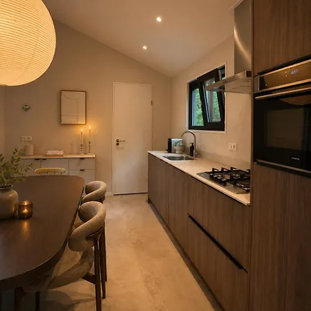 Lodge Mae